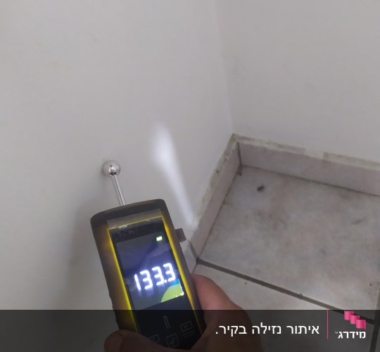 מד לחות דיגיטלי מוצג על קיר עם תצוגה מוארת